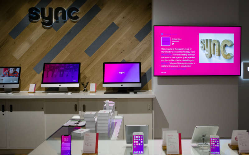 Apple experts open technology hub in Manchester