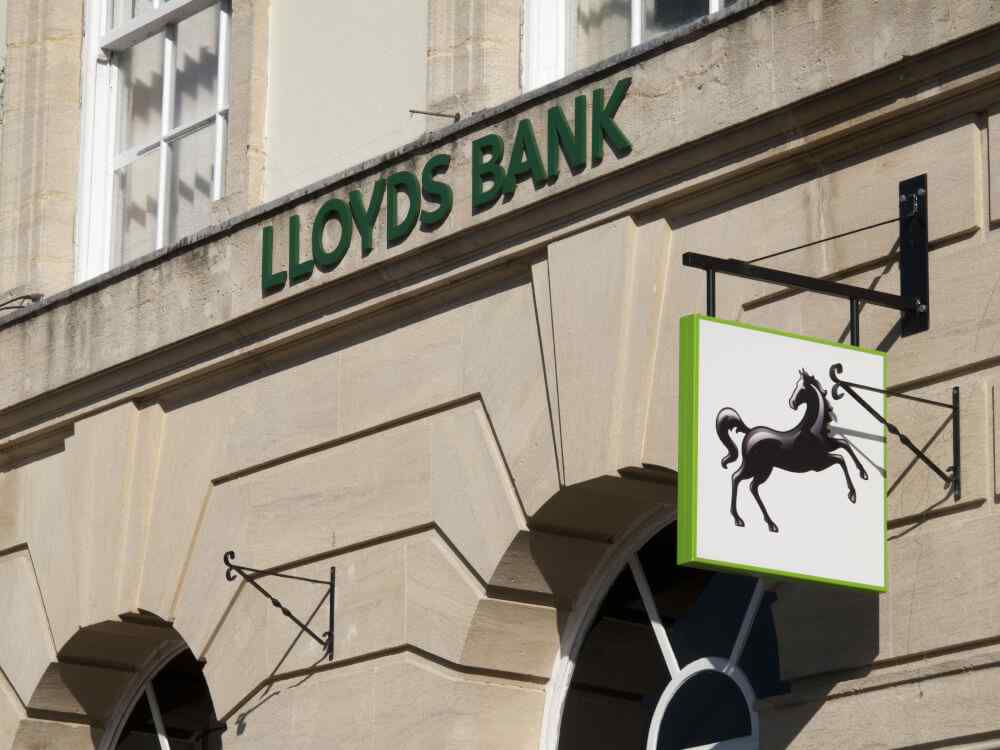 Lloyds banking app installs AI features